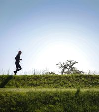 Fitnessexperte Gasde Fabianbeim Laufen in Hamburgs Parks